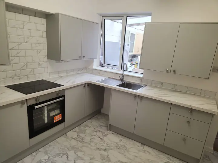 Grey kitchen with marble-effect worktops