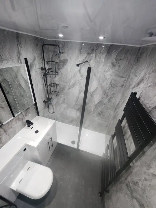 Marble-effect shower room