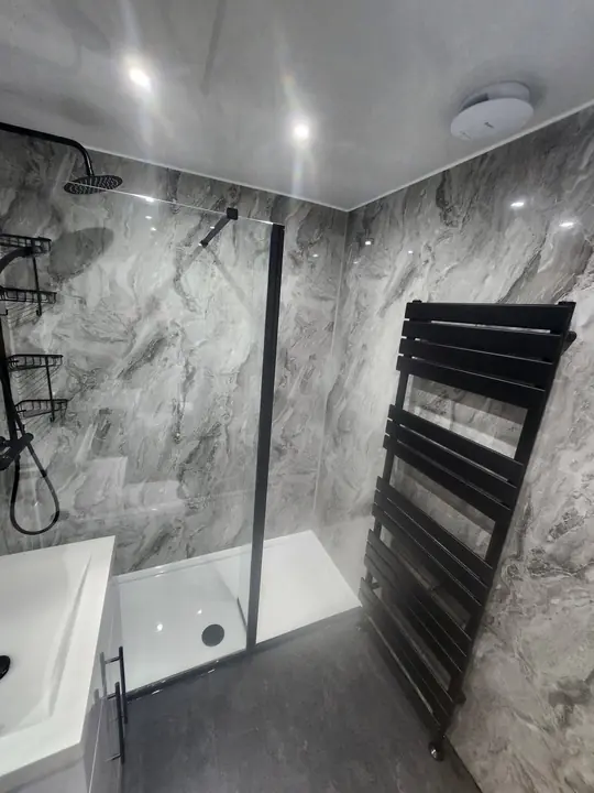 Marble-effect shower room
