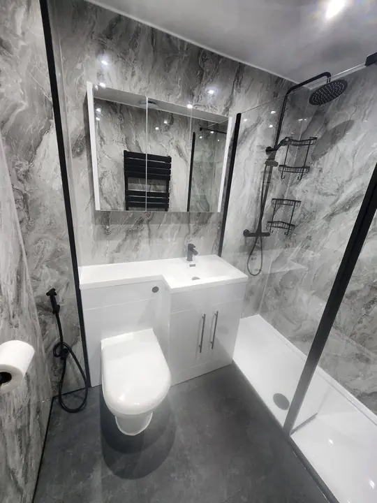 Marble-effect shower room