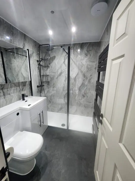 Marble-effect shower room