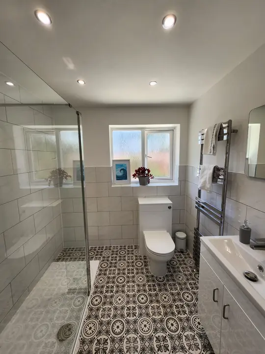 Shower room with patterned floor