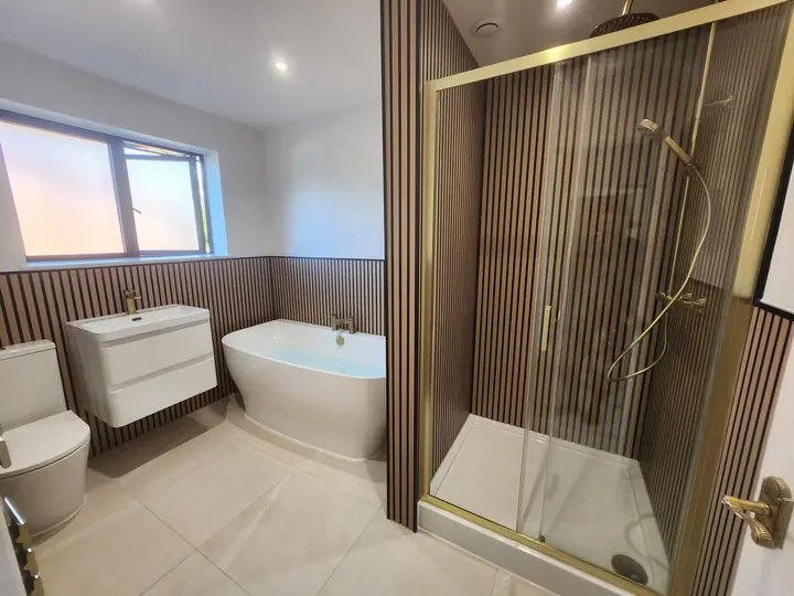 Slatted bathroom with brass shower