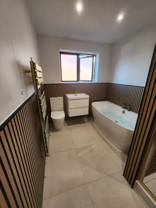 Slatted bathroom with brass shower