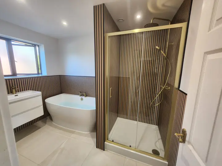 Slatted bathroom with brass shower