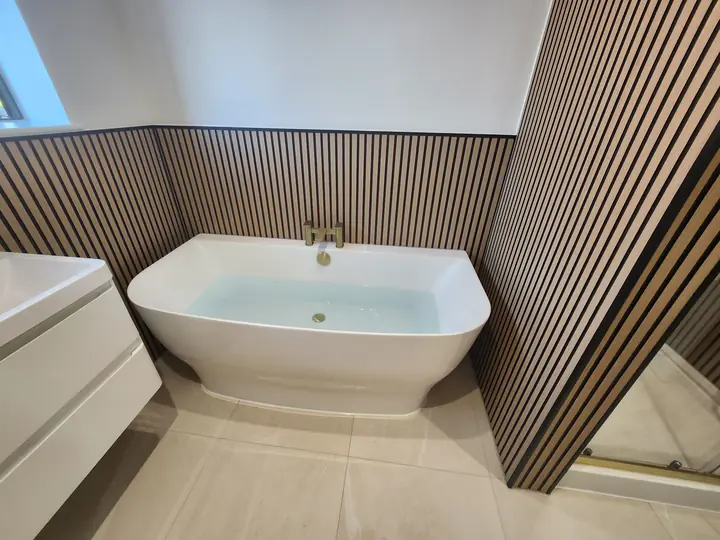 Slatted bathroom with brass shower