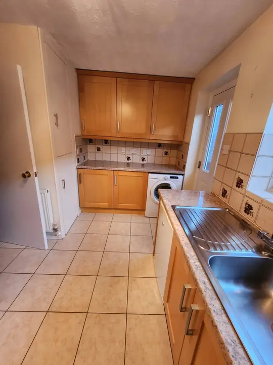 White gloss kitchen before the renovation