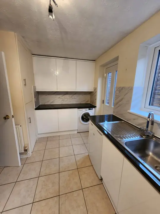 White gloss kitchen before the renovation